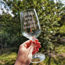Učitajte sliku u galeriji, Čaša za vino "Dok ima vina, ne treba bensedina"