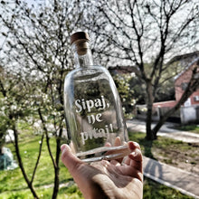 Učitajte sliku u galeriji, Flaša za rakiju/likere "Sipaj, ne pitaj"