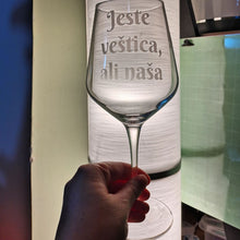 Učitajte sliku u galeriji, Čaša za vino &quot;Jeste veštica, ali naša&quot;
