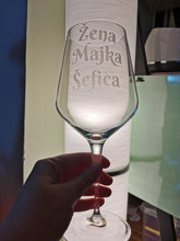 Učitajte sliku u galeriji, Čaša za vino &quot;Žena majka šefica&quot;

